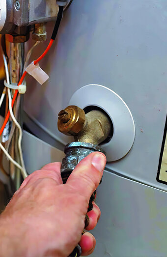 https://doubleviewhotwater.com.au/uploads/2025/06/hot-water-servicing-21854.jpg